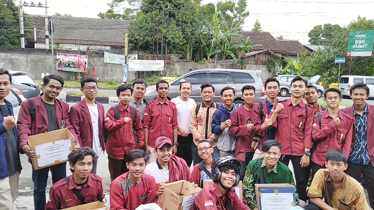 Foto bersama setelah penggalangan dana. (Rafly)