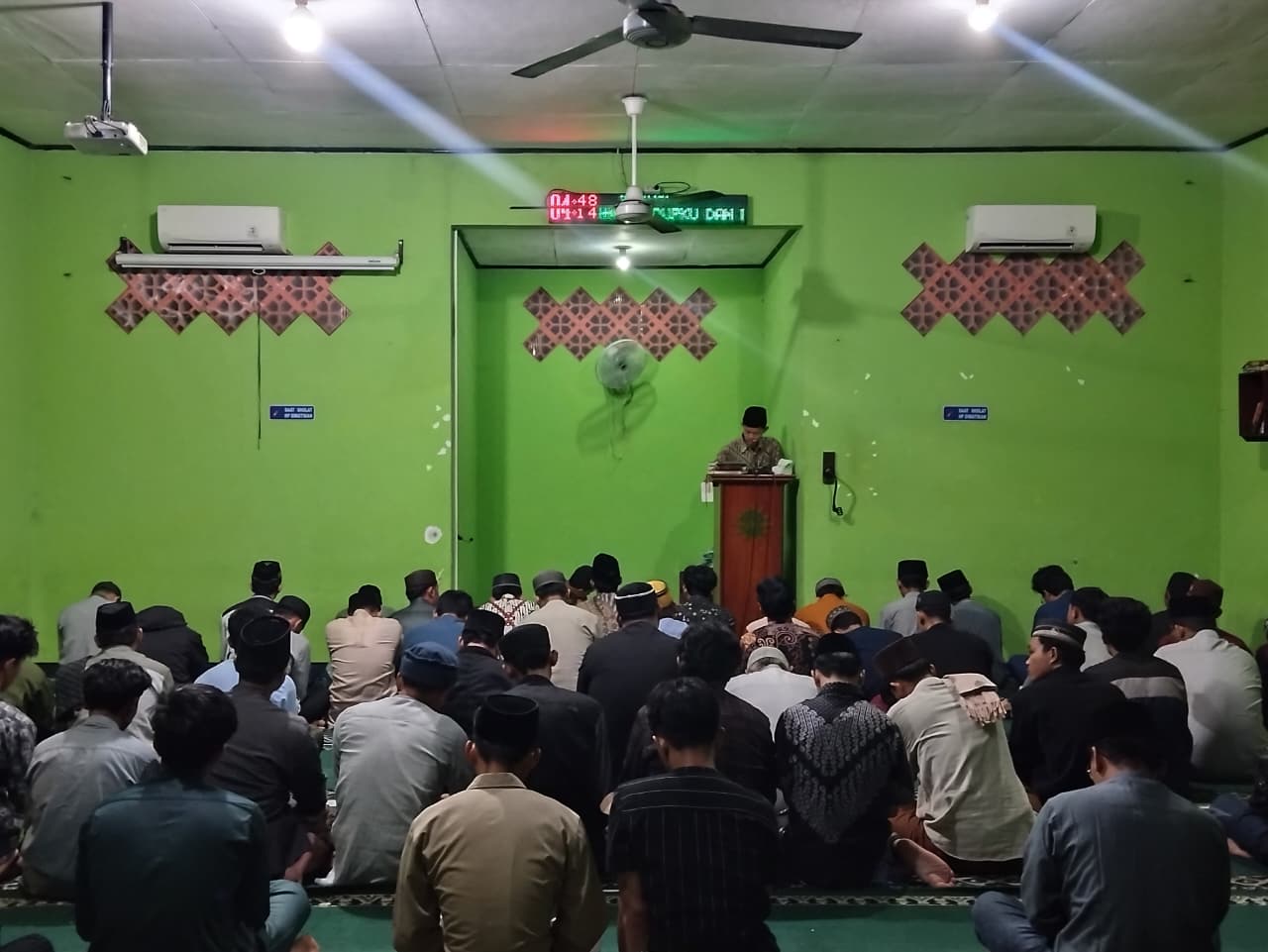 Suasana di dalam Masjid Al-Munajat Pondok Shabran UMS Suasana di dalam Masjid Al-Munajat Pondok Shabran UMS